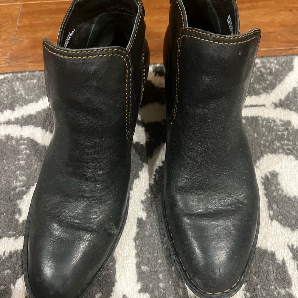 Size 8.5 Born ankle black books.  Like new. Only worn 2x